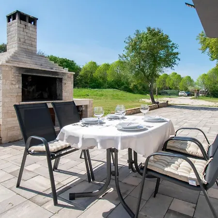 Ivana Mit Jacuzzi In Pula,istrien 빌라 풀라