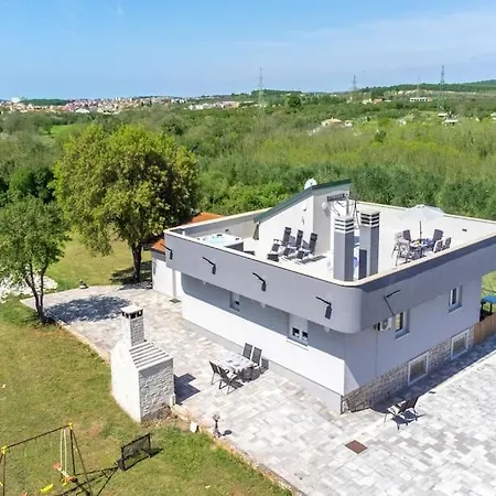 Ivana Mit Jacuzzi In Pula,istrien *