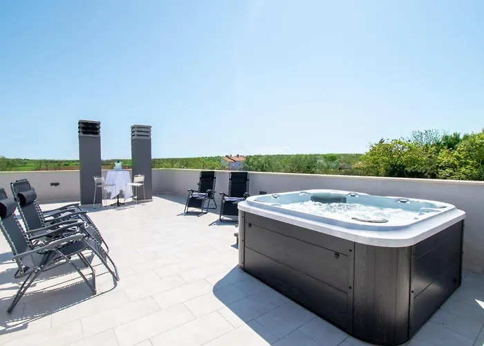 Ivana Mit Jacuzzi In Pula,istrien - By Istrabook